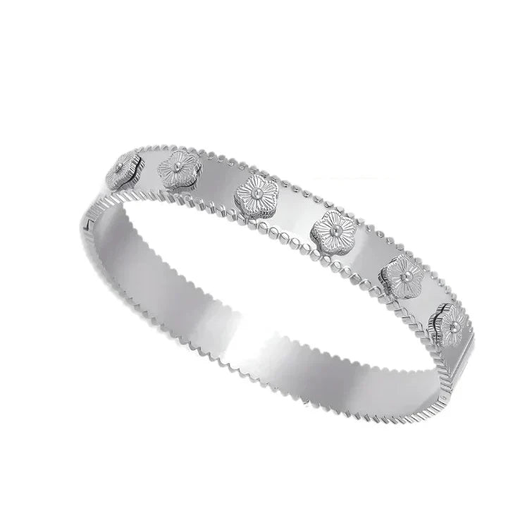 radial-gradient(circle, #E0E0E0 30%, #C0C0C0 80%)