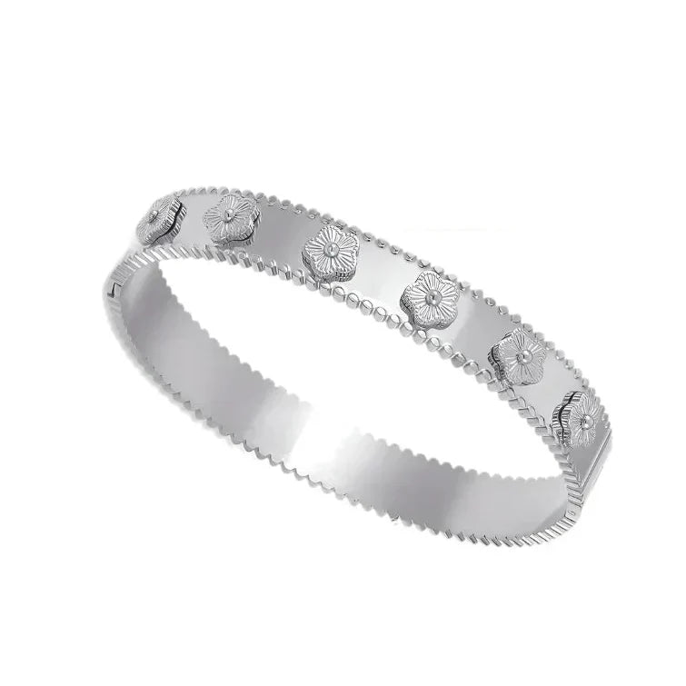 radial-gradient(circle, #E0E0E0 30%, #C0C0C0 80%)